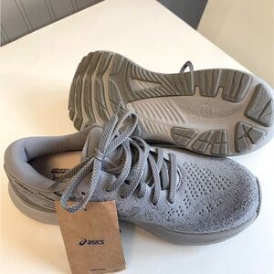 ASICS
New asics, never worn.
Tags still on.
Brand New
Fits true to size!
